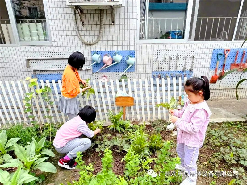 幼儿园小班户外游乐设备游玩区